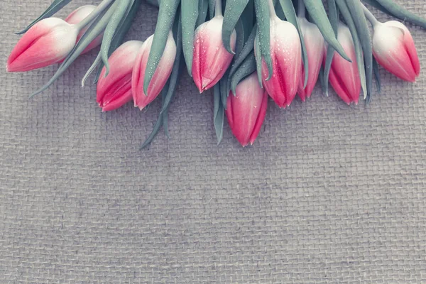 Праздничное Красное Украшение Тюльпанов Фоне Ткани Весенняя Открытка — стоковое фото