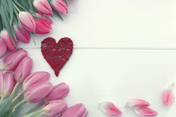 Tulipani Rosa Cuore Rosso Isolato Legno Bianco Sfondo — Foto Stock