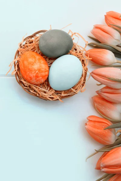 Velikonoční Vajíčka Žluté Tulipány Slavnostní Dekorace Bílém Pozadí Jaro Přání — Stock fotografie