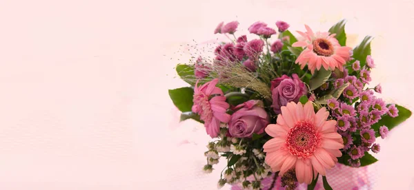 Buket Bunga Merah Muda Diisolasi Pada Latar Belakang Putih — Stok Foto