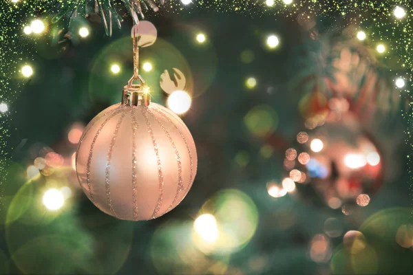 Vánoční Strom Větev Zlatou Koulí Rozmazané Pozadí — Stock fotografie