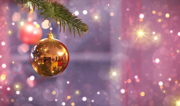 Kerstboom Tak Met Gouden Bal Wazig Achtergrond — Stockfoto