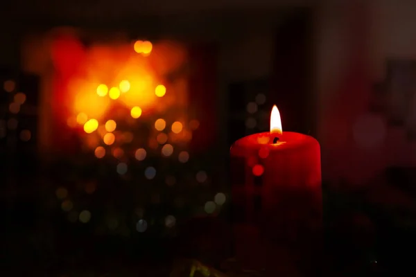 Burning Red Advent Candle Ένα Ζεστό Εσωτερικό Τζάκι — Φωτογραφία Αρχείου