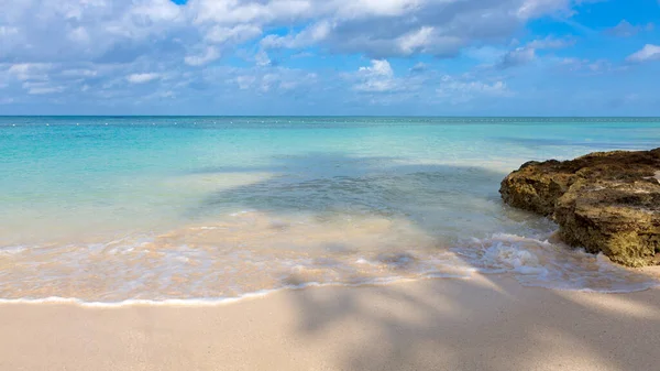 Vacker Tropisk Strand Med Blå Himmel Och Vita Moln Kopia — Stockfoto