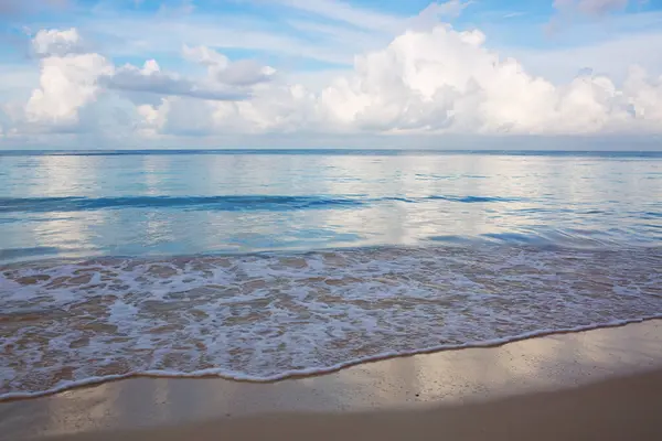 Mavi Gökyüzü Beyaz Bulutları Olan Güzel Tropik Bir Sahil Tatil — Stok fotoğraf