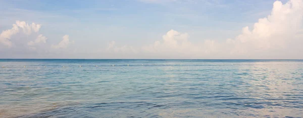 Piękna Tropikalna Plaża Błękitnym Niebem Białymi Chmurami Kopiuj Przestrzeń Wakacyjnej — Zdjęcie stockowe