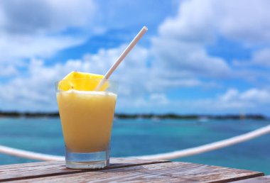Karayip sahilinde ananaslı plaj kokteyli..