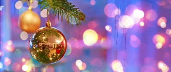 Weihnachtsbaumzweig Mit Goldener Kugel Und Unscharfem Hintergrund — Stockfoto