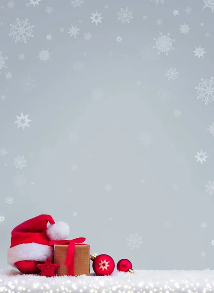 Weihnachten Hintergrund Mit Roter Weihnachtsmütze Und Dekoration Auf Weißem Schnee — Stockfoto