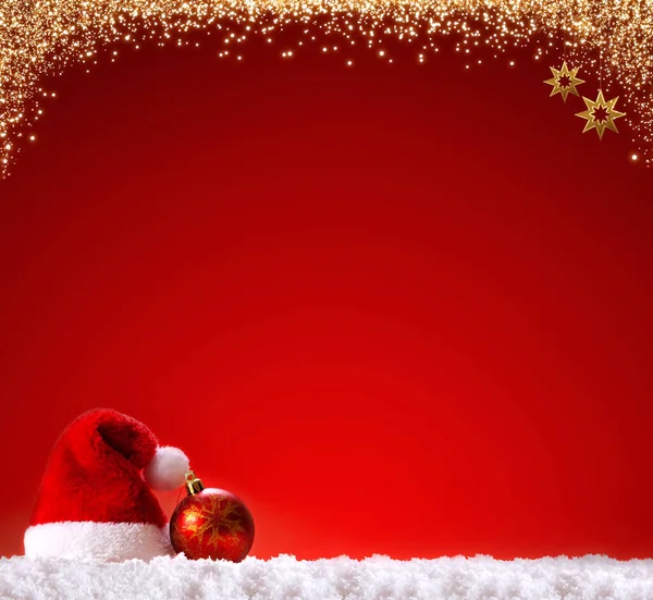 红底的圣诞老人帽 圣诞节背景 — 图库照片