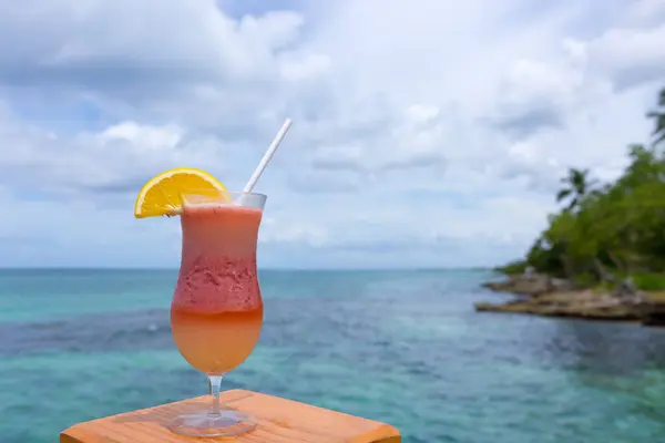 Пляжный Коктейль Лимоном Карибском Пляже — стоковое фото