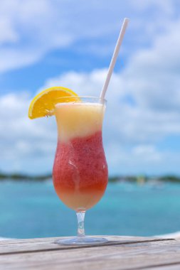Karayip sahilinde limonlu plaj kokteyli..