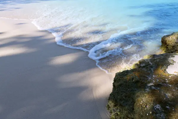 加勒比海沙滩上的淡蓝色海浪 — 图库照片