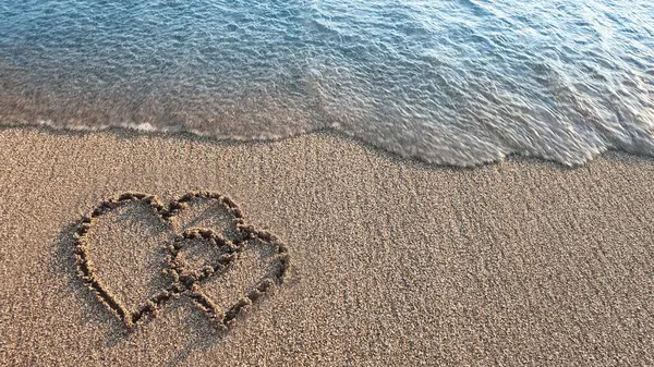 ビーチの砂の上に描かれた2つの心 — ストック写真