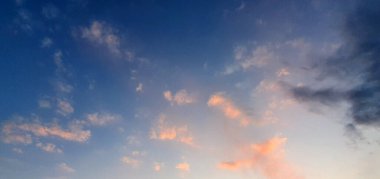 Mavi gökyüzü ve güzel doğal beyaz bulutlar