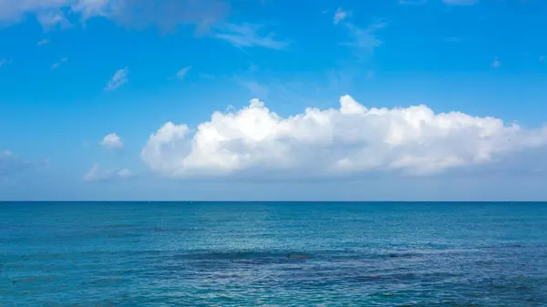 Karayip Sahilinde Yumuşak Bir Mavi Okyanus Dalgası Seyahat Arkaplanı Kavramı — Stok fotoğraf
