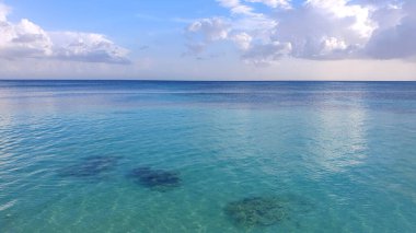 Karayip sahilinde yumuşak bir mavi okyanus dalgası. Seyahat arkaplanı kavramı.