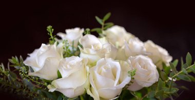 Siyah arka planda beyaz düğün gülleri kapalı .