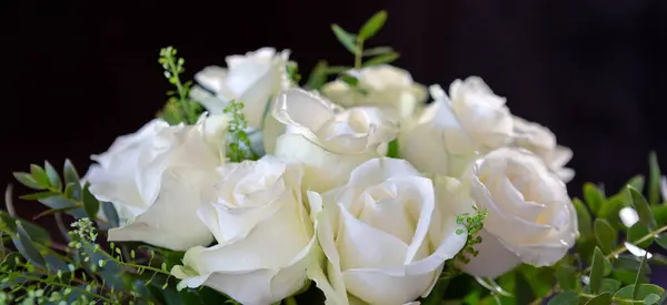 Λευκά Τριαντάφυλλα Του Γάμου Κοντά Απομονωμένα Μαύρο Φόντο — Φωτογραφία Αρχείου