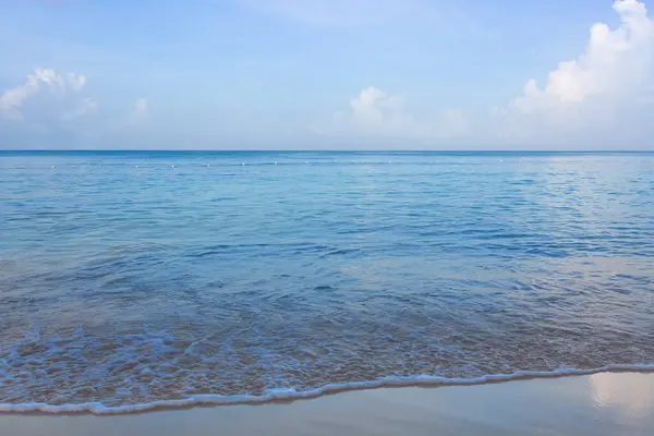 Μαλακό Κύμα Του Μπλε Ωκεανού Στην Αμμώδη Παραλία Της Καραϊβικής — Φωτογραφία Αρχείου