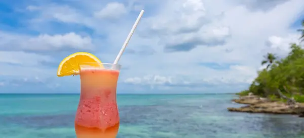 Stranden Cocktail Med Citron Karibiska Stranden Stockbild