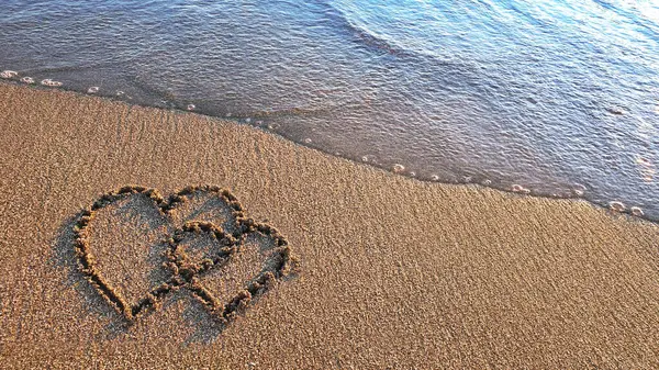Två Hjärtan Målade Sand Stranden — Stockfoto