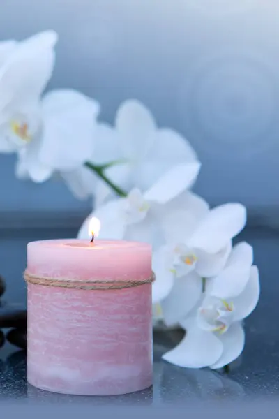 Weiße Orchideenblüten Und Wellness Steine Auf Grauem Hintergrund Stockfoto