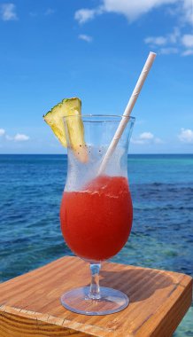 Karayip sahilinde limonlu plaj kokteyli..