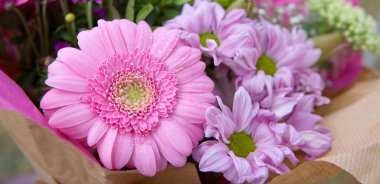 Bokeh arka planında izole çiçek buketi.