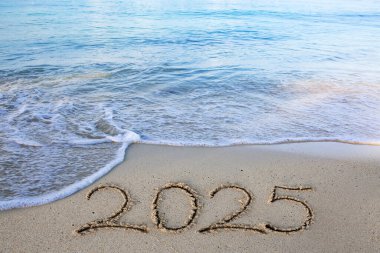Güzel beyaz kumsalda el yazısı 2025.