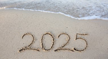 Güzel beyaz kumsalda el yazısı 2025.