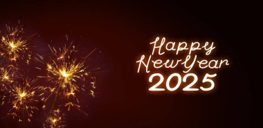 2025 Yeni Yıl harfi gece gökyüzünde ve Bengal kırmızı ışıkta parlıyor.