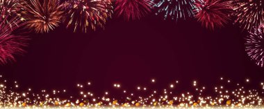 Kızıl gökyüzünde yeni yıl havai fişekleri.