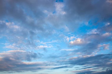 Gri bulutlar ve güneş ışığıyla güzel güneşli bir arka plan..
