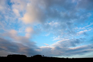 Gri bulutlar ve güneş ışığıyla güzel güneşli bir arka plan..