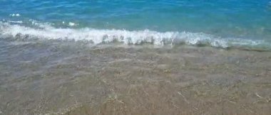 Büyük deniz dalgaları ve güzel kumsal .