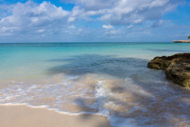 Mavi gökyüzü ve beyaz bulutları olan güzel tropik bir sahil. Tatil iş seyahati kavramının kopyalama alanı.