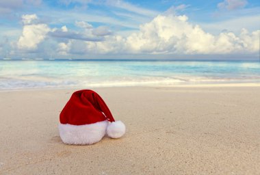 Beyaz Karayip kumlarında Mutlu Noeller şapkası.