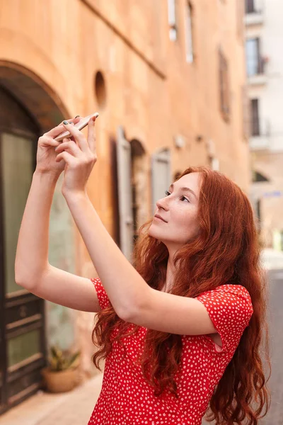 Adorabile Ragazza Zenzero Fare Foto Dell Architettura Antica Scattare Selfie — Foto Stock