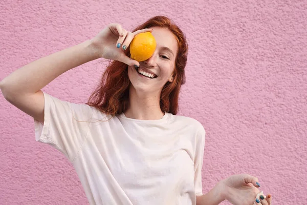 Portret Uitzicht Overblijde Zorgeloze Vrouw Verbergen Haar Oog Achter Sinaasappel — Stockfoto