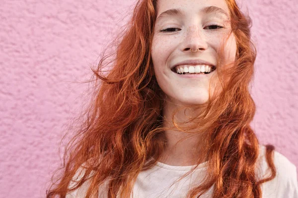 Joven Chica Hipster Hermosa Pie Con Una Amplia Sonrisa Fondo —  Fotos de Stock