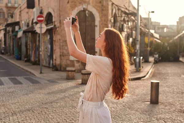 Adorabile Ragazza Zenzero Fare Foto Della Strada Antica Scattare Selfie — Foto Stock