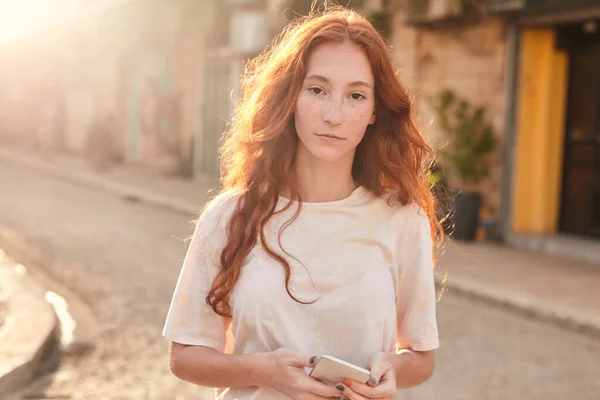 Serious Attractive Woman Standing Old Town Street Sunlight Holding Smartphone — Stock Photo, Image