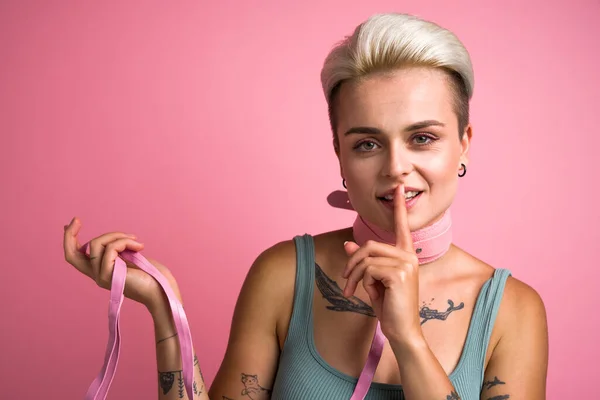 Είναι Μυστικό Μας Πανέμορφη Γυναίκα Τατουάζ Που Δείχνει Σιωπηλή Χειρονομία — Φωτογραφία Αρχείου