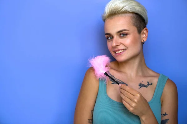 Loira Tatuada Mulher Segurando Pena Erótica Sorrindo Para Câmera Sobre — Fotografia de Stock