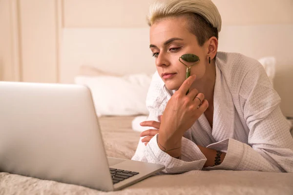 Sabahı Evde Geçirirken Sarışın Kadın Yatağa Uzanıp Laptopunun Önünde Yeşim — Stok fotoğraf
