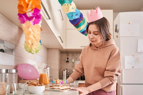 Mujer Caucásica Preparándose Para Fiesta Cumpleaños Hijo Cocina Celebrando Casa — Foto de Stock