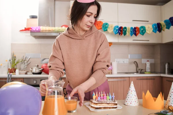 Mujer Caucásica Pie Cocina Preparándose Para Fiesta Cumpleaños Hijo Pastel — Foto de Stock