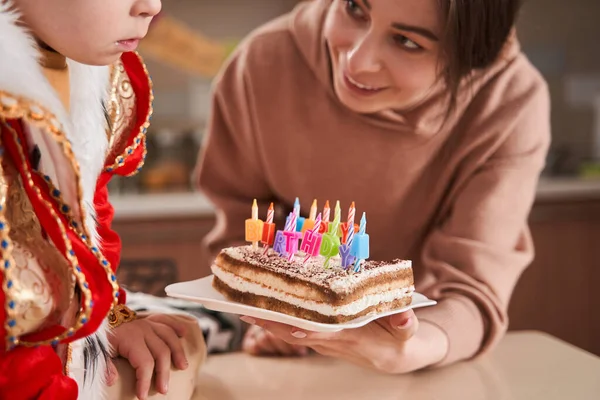 Gusta Mujer Feliz Trayendo Pastel Cumpleaños Hijo Con Trastorno Genético — Foto de Stock