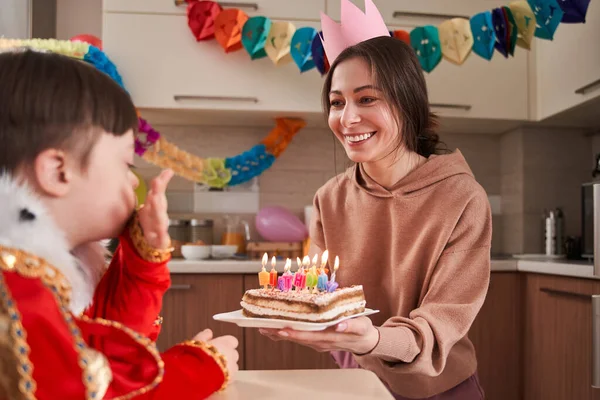 Para Mujer Feliz Trayendo Pastel Cumpleaños Hijo Con Trastorno Genético — Foto de Stock